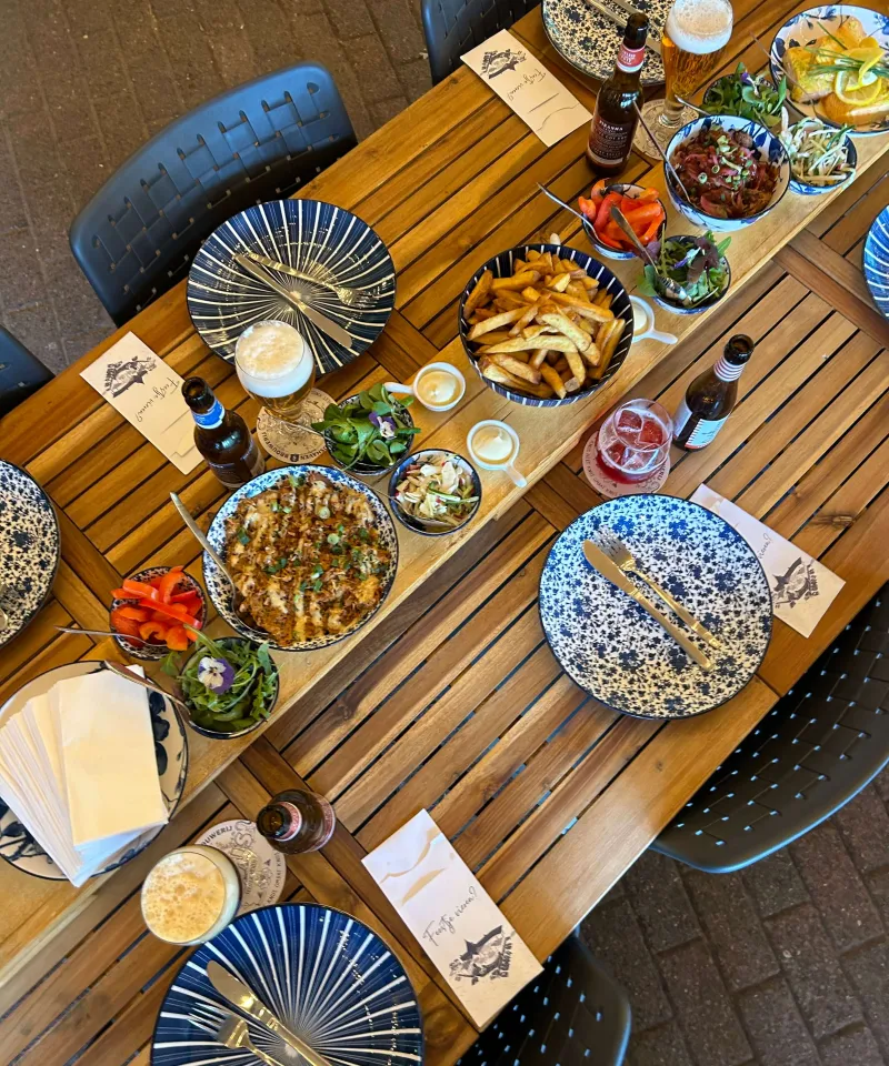 <span>Shared Dining</span>
