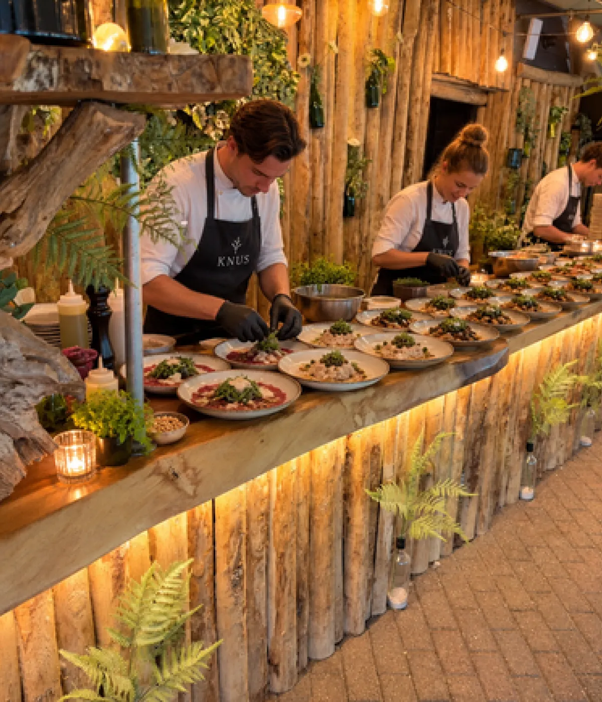 De keuken van Knus maakt de borden voor het diner op